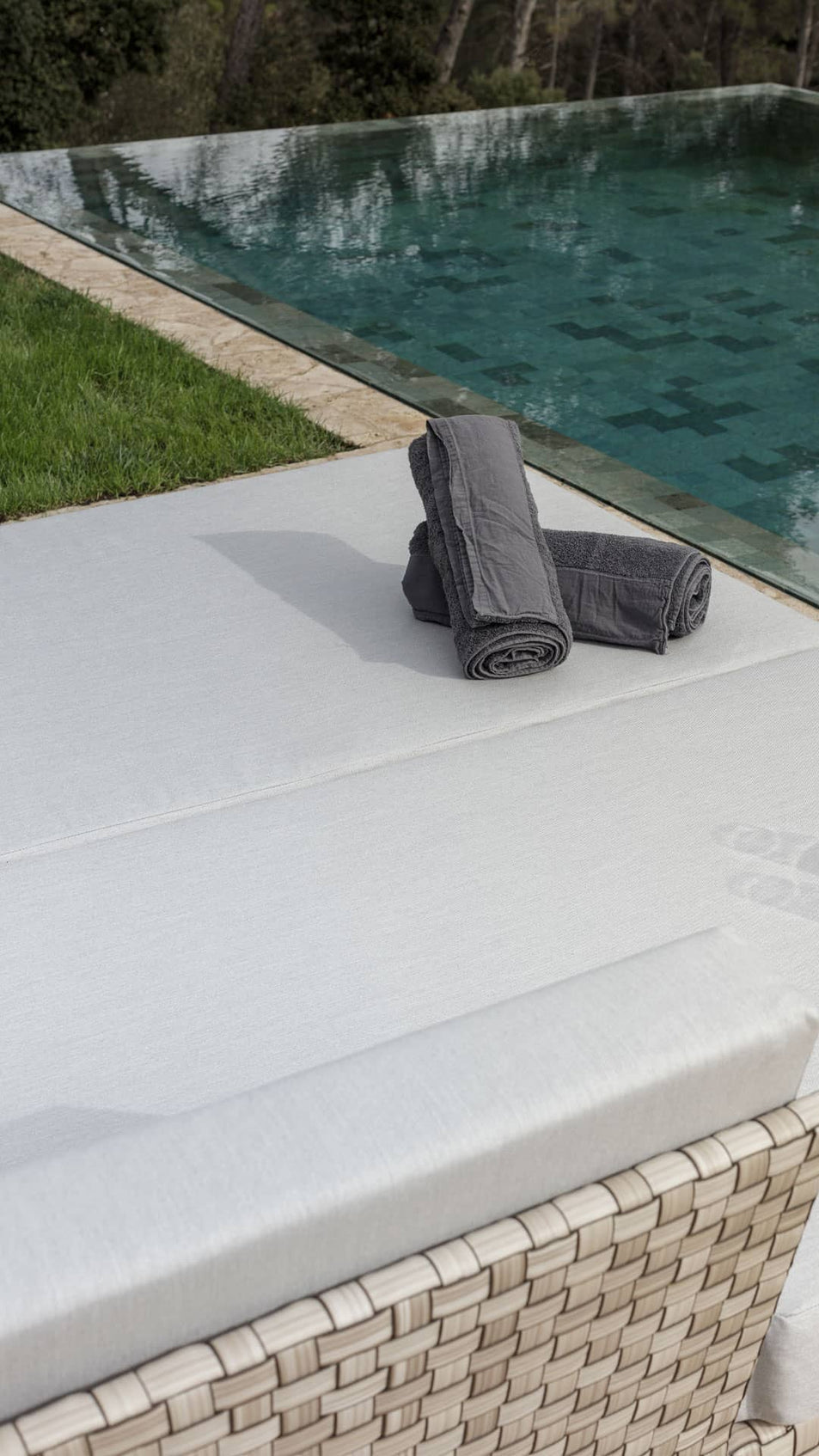 Brafta Right Daybed